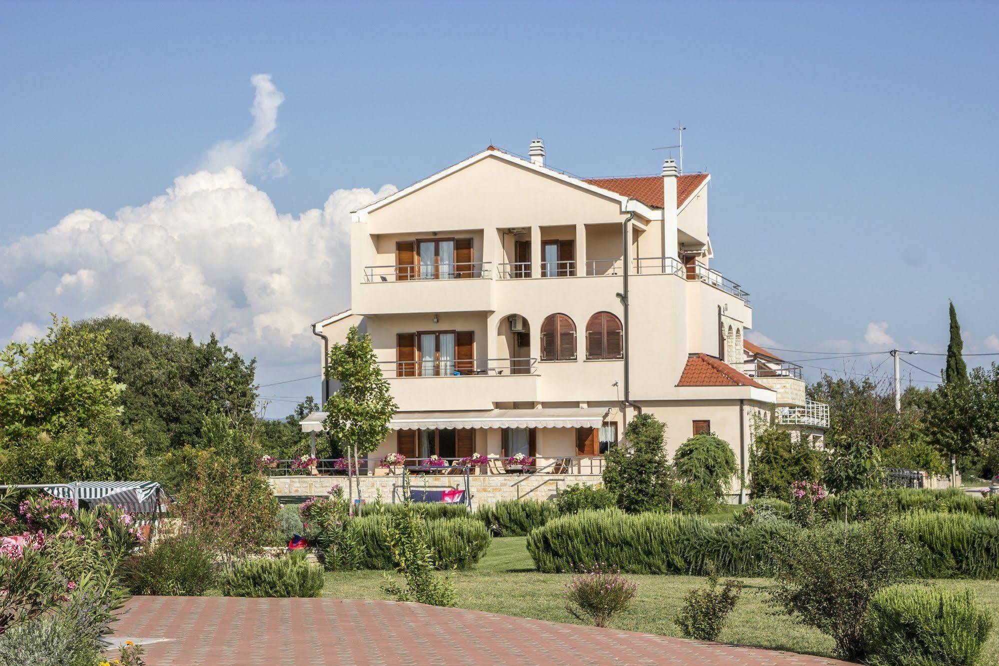 Pansion Skelin Hotel Drinovci Exterior foto